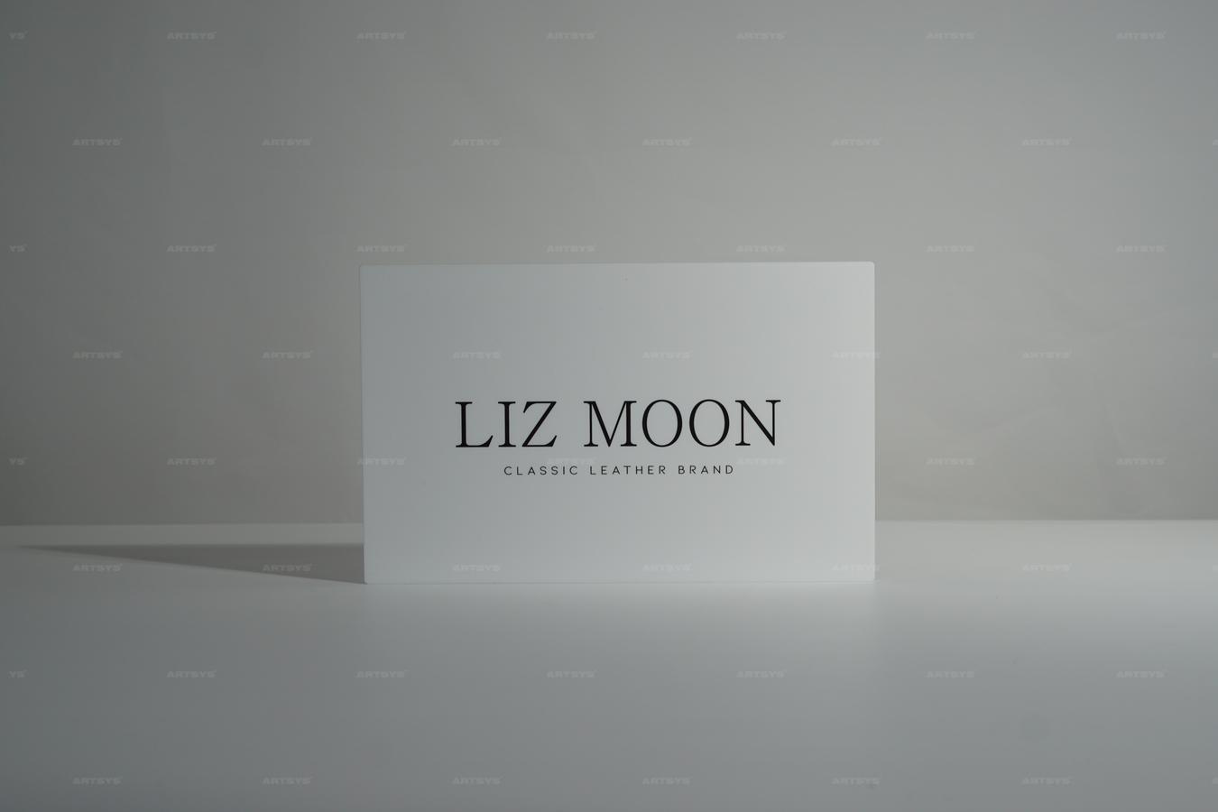 아트시스의 LIZ MOON 클래식 가죽 브랜드 명판